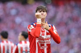 Armando González define con contundencia en el Clásico Nacional y firma el gol que mantiene a Chivas como líder del Clausura 2026.