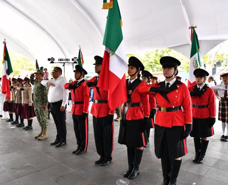 Abanderan a 33 escuelas en Tabasco