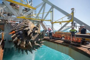 El gobernador Joaquín Díaz Mena supervisa los avances de la Ampliación del Puerto de Altura a bordo del buque de dragado, constatando el progreso estratégico de la mega obra en Progreso.