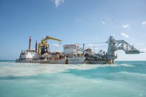 El gobernador Joaquín Díaz Mena supervisa los avances de la Ampliación del Puerto de Altura a bordo del buque de dragado, constatando el progreso estratégico de la mega obra en Progreso.