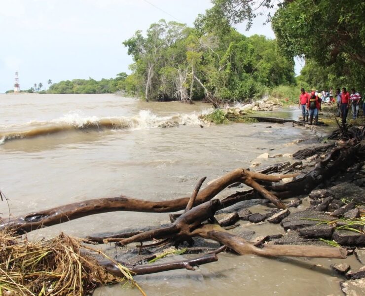 Avance del mar amenaza a comunidades costeras de Tabasco
