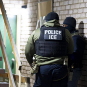 ICE quiere entrar a la fuerza en las viviendas de las personas