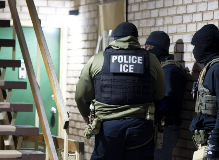 ICE quiere entrar a la fuerza en las viviendas de las personas