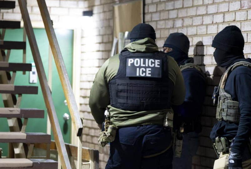 ICE quiere entrar a la fuerza en las viviendas de las personas