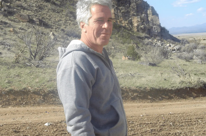 El gobierno de EEUU publicó docenas de fotos de Epstein