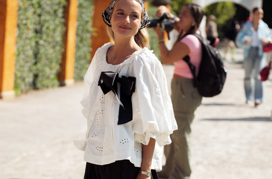 1. Blusa en tono Cloud Dancer