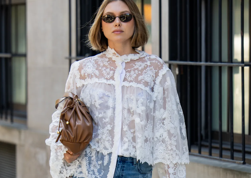 2. Blusa transparente con detalles delicados