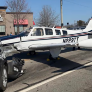 Avioneta aterriza de emergencia en carretera evitando una tragedia mayor