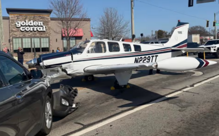 Avioneta aterriza de emergencia en carretera evitando una tragedia mayor