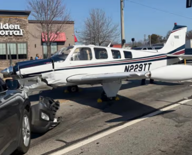 Avioneta aterriza de emergencia en carretera evitando una tragedia mayor