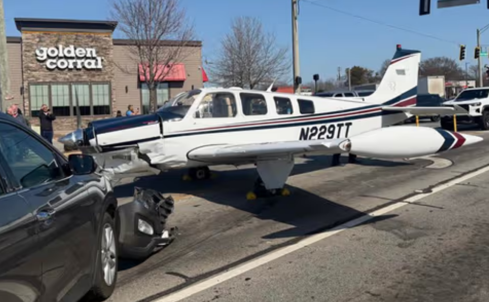 Avioneta aterriza de emergencia en carretera evitando una tragedia mayor