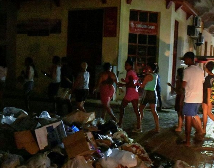 Cuba forzada a volver al pasado, usan carbón para combatir la oscuridad