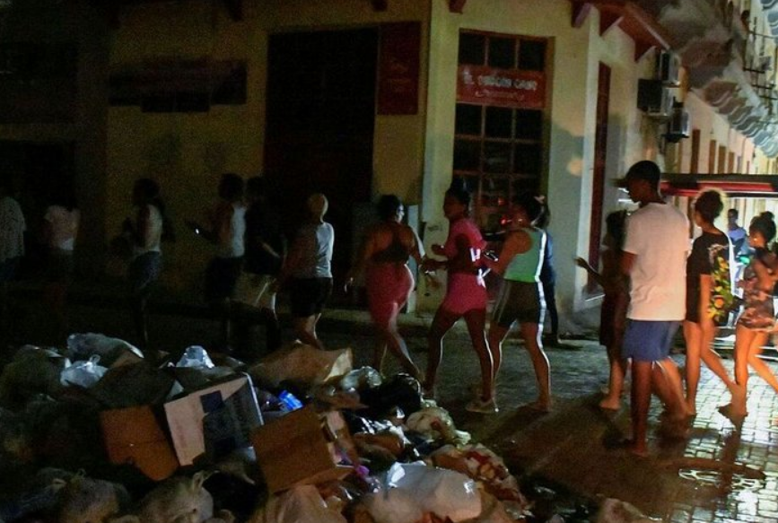 Cuba forzada a volver al pasado, usan carbón para combatir la oscuridad