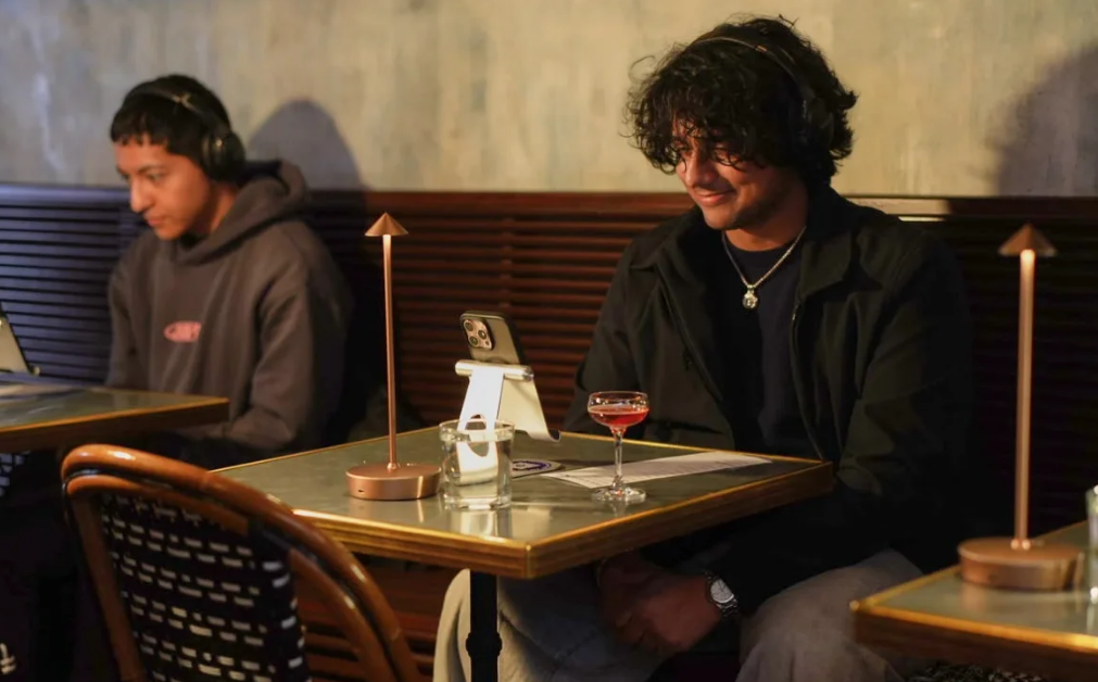 Cómo Funciona una Cita con IA