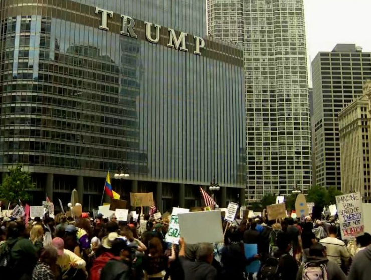 Manifestantes bloquean la Torre de Trump en la Quinta Avenida durante el día de presidentes