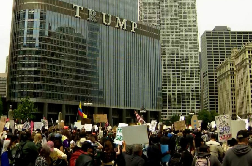 Manifestantes bloquean la Torre de Trump en la Quinta Avenida durante el día de presidentes