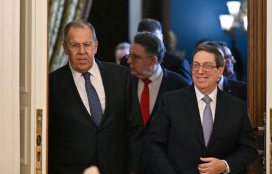 Putin se reúne con canciller cubano en plena tensión internacional