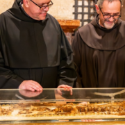 Restos de San Francisco de Asís se exponen al público