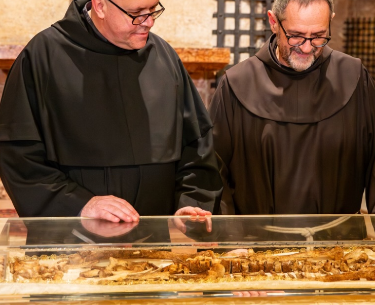 Restos de San Francisco de Asís se exponen al público