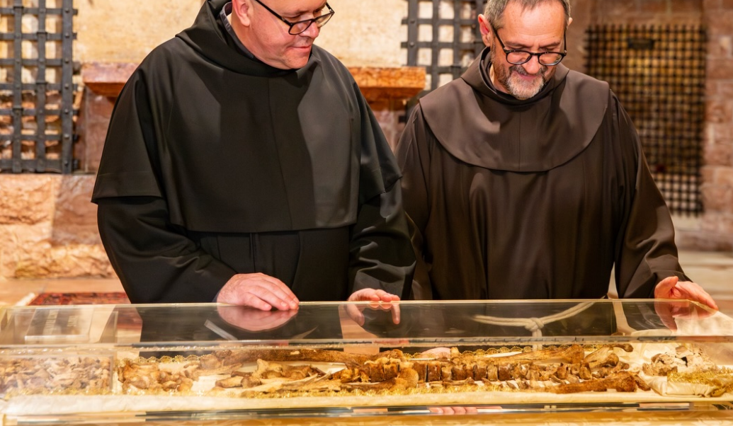 Restos de San Francisco de Asís se exponen al público