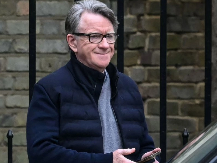 Arrestan a ex embajador británico por presuntos vínculos con Epstein