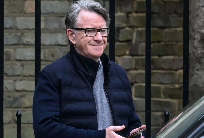 Arrestan a ex embajador británico por presuntos vínculos con Epstein