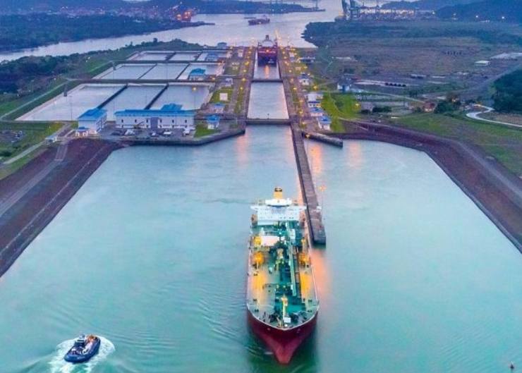 Panamá toma control de dos puertos en el famoso canal