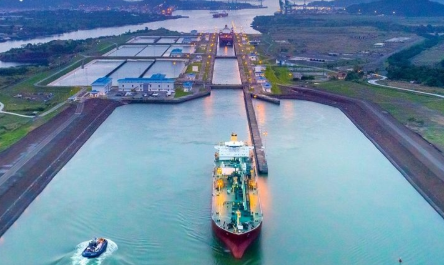Panamá toma control de dos puertos en el famoso canal
