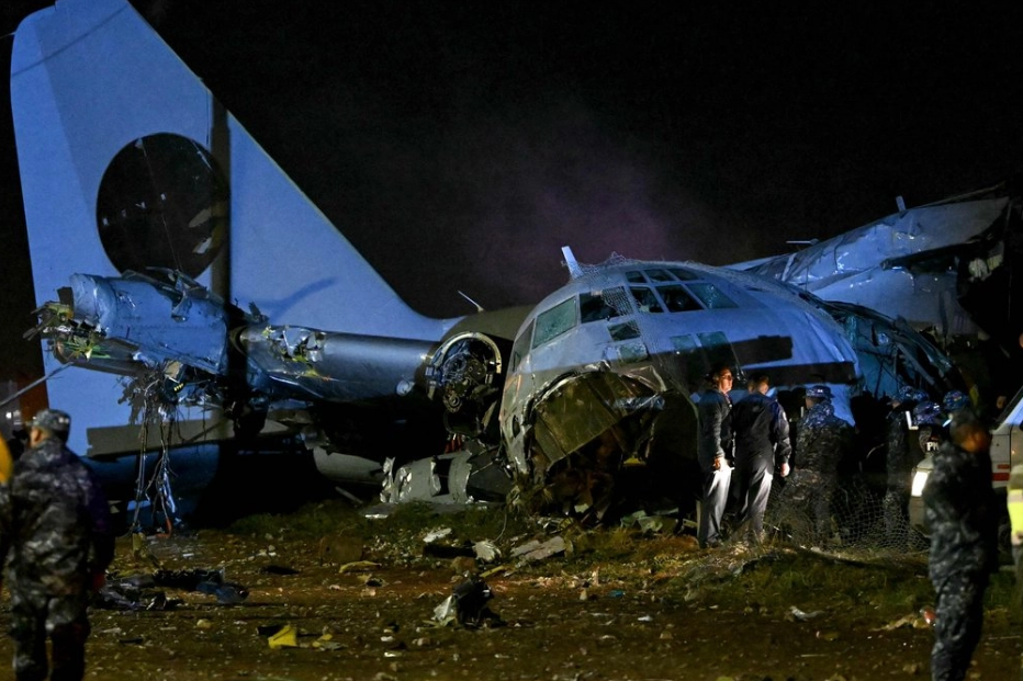Se estrella avión militar cargado de billetes en Bolivia