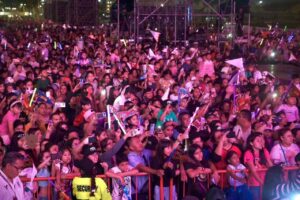 Miles de familias abarrotaron la Macroplaza del Malecón para vivir la coronación infantil del Carnaval 2026, demostrando que Veracruz se llenó de magia con la energía y el entusiasmo de su gente.