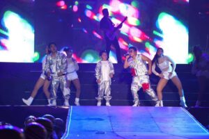 El trío Picus encendió el escenario en la Macroplaza del Malecón, poniendo a cantar y bailar a miles de familias durante una noche inolvidable del Carnaval 2026.