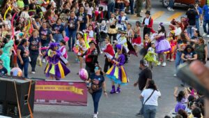 El evento contó con 34 comparsas y espacios inclusivos para toda la familia.
