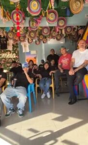 Empleados del restaurante “Parceros” observan la colocación de sellos tras el operativo donde el Ayuntamiento de Mérida frenó negocio, generando incertidumbre entre más de 30 familias.
