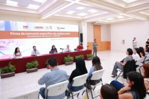 Momento en que Yolanda Osuna firmó convenio con Ifortab, acompañada de autoridades municipales, para impulsar la capacitación en Lengua de Señas Mexicanas y reforzar el compromiso con la inclusión en Centro.
