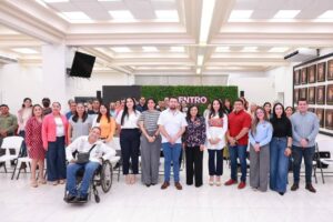 La presidenta municipal Yolanda Osuna Huerta durante la firma del convenio con el Instituto de Formación para el Trabajo del Estado de Tabasco (Ifortab), fortaleciendo la capacitación y el compromiso con la inclusión en Centro.