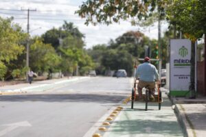 Vecinos de la comisaría acompañaron la inauguración del nuevo par vial, parte de las Calles nuevas en Santa Gertrudis Copó que ahora cuentan con señalamiento de ciclovía, banquetas amplias y calles de un solo sentido para mayor seguridad.