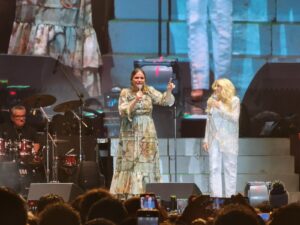 La Alcaldesa de Mérida Cecilia Patrón Laviada, coronó a Yuri como reina del espectáculo del Carnaval de Mérida 2026. 
