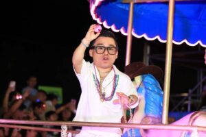 El Abelito conquistó el Corso con su carisma y energía, desatando aplausos y sonrisas ante más de 40 mil asistentes que abarrotaron el desfile en Xmatkuil.