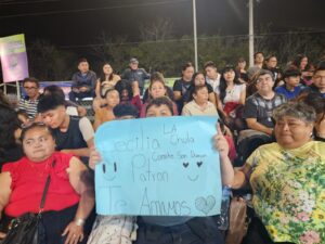 El público abarrotó el derrotero con entusiasmo, ondeando luces y aplausos mientras disfrutaban cada carro alegórico y comparsa del espectacular Corso en Xmatkuil.