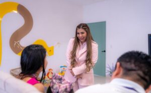 El DIF Yucatán fortalece el derecho a vivir en familia de tres niñas y un niño, quienes ahora vivirán en un hogar definitivo en donde recibirán amor, cariño y cuidado. 
