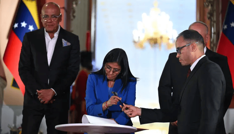 Firma presidencial y mensaje de reconciliación