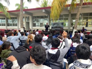La Secretaría de Desarrollo Sustentable acerca plática sobre varamiento de mamíferos marinos a estudiantes del Colegio de Bachilleres del Estado de Yucatán (Cobay).