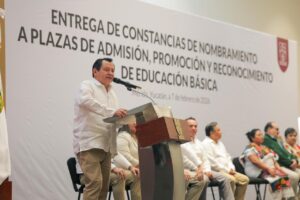 El mandatario estatal encabezó la entrega de 582 plazas a maestras y maestros de educación básica