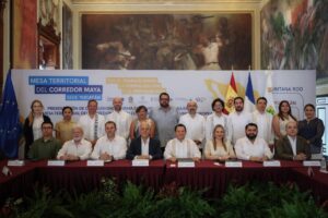 Autoridades estatales, representantes empresariales y delegados de la Unión Europea durante la mesa territorial del Corredor Maya, donde se definieron acciones para fortalecer el empleo formal en el sector turístico de Yucatán.