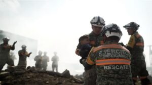 Familiares y compañeros despiden con honores a los elementos de la Secretaría de la Defensa Nacional caídos en cumplimiento de su deber en Jalisco.