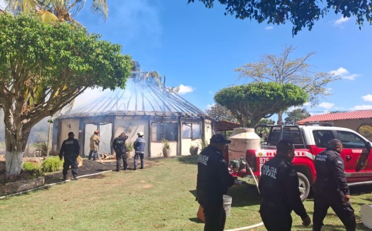 Explosión devastadora: Incendio arrasa costosa Palapa y deja un herido