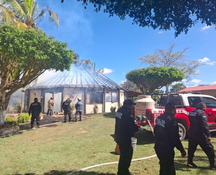 Explosión devastadora: Incendio arrasa costosa Palapa y deja un herido