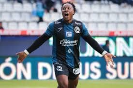 Jhojan Julio firma un doblete memorable y guía a Querétaro al triunfo con goles al 21’ y 56’, siendo la figura indiscutible del encuentro.