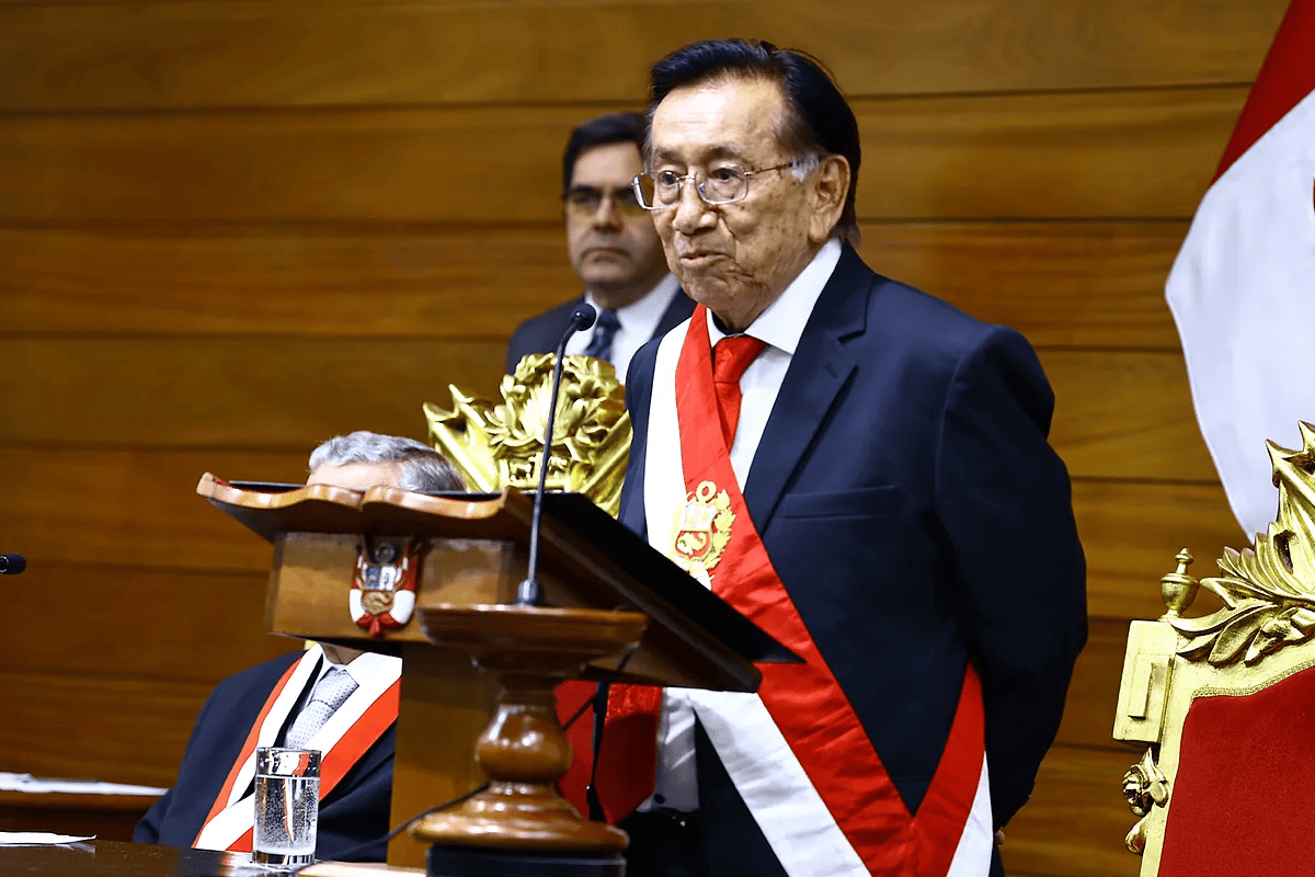 José María Balcázar asume la presidencia interina del Perú