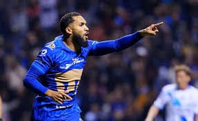 Juninho Vieira marcó al minuto 88 el gol con el que Pumas rescató la victoria ante Puebla, firmando una remontada épica en el Estadio Cuauhtémoc.